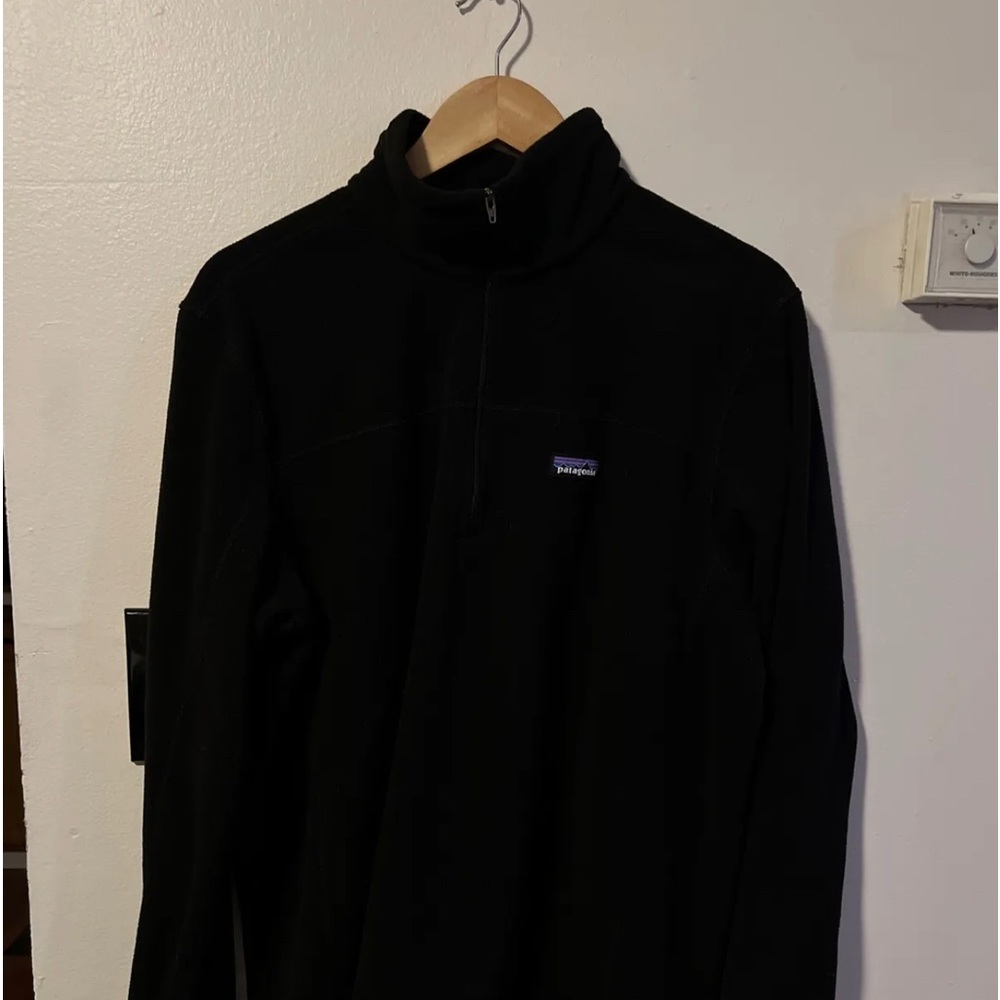 Hardly worn large Patagonia half zipper fleece.